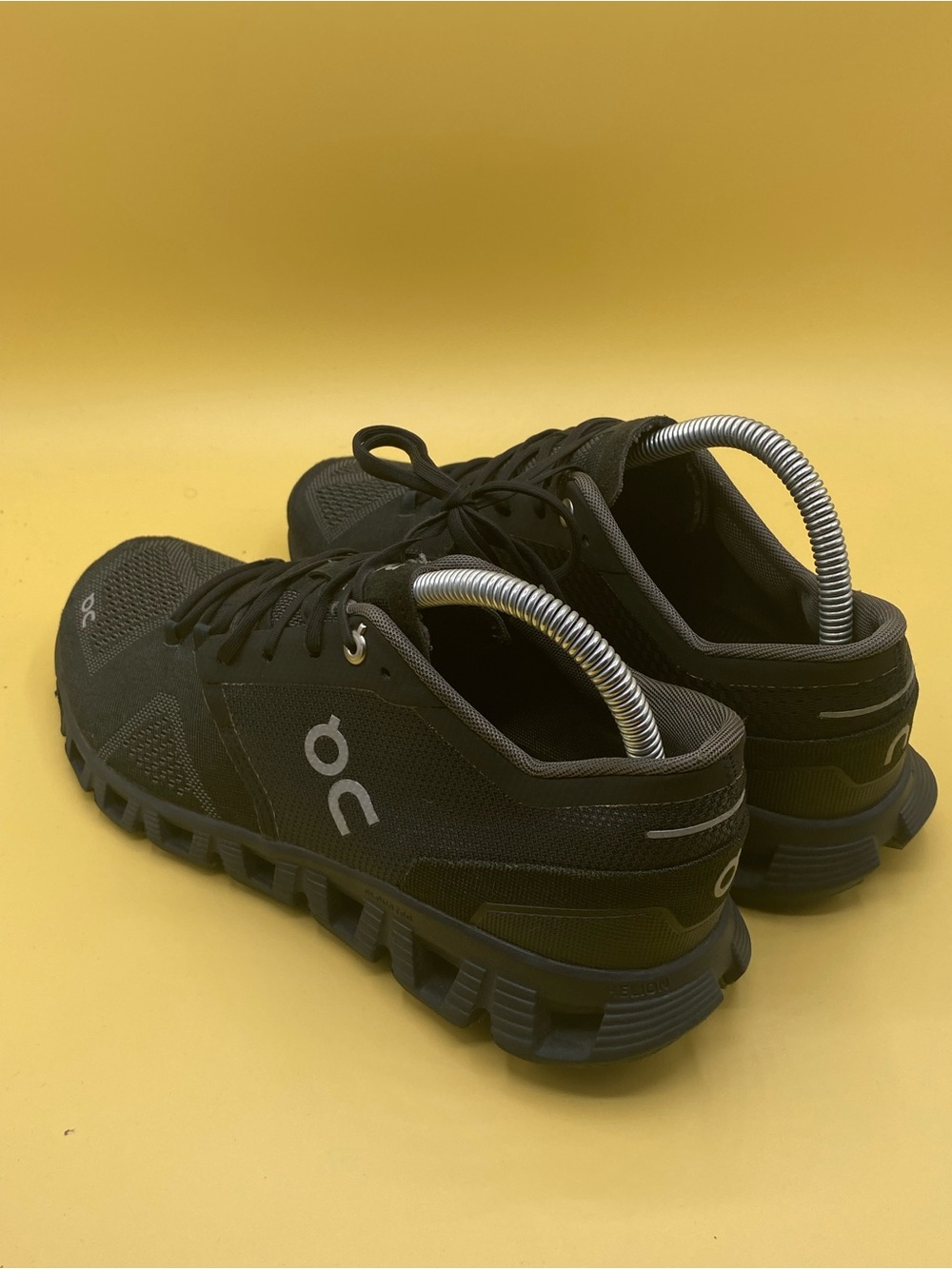 On Cloud X running shoes in the Black/Asphalt - Picture 3 of 4